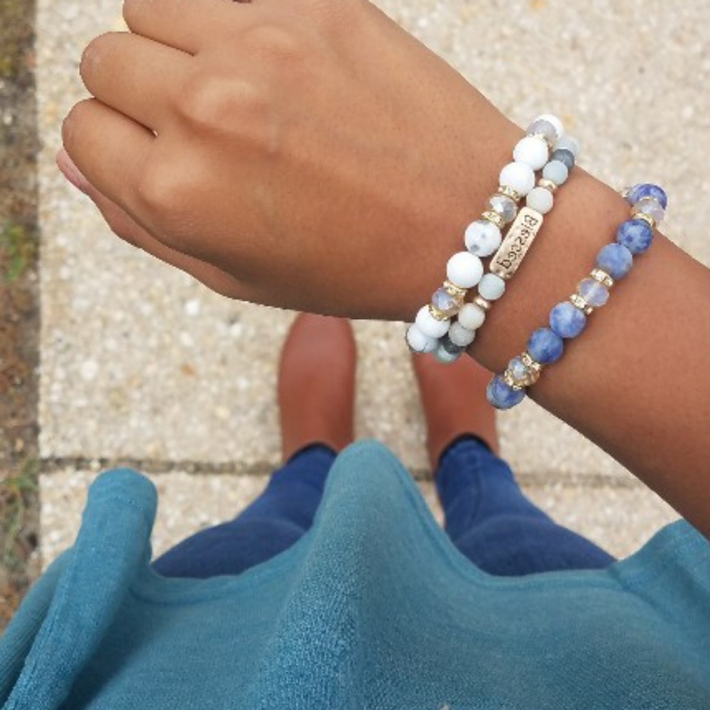 THY KINGDOM WHITE NATURAL BEAD BRACELET - Picture 7 of 7